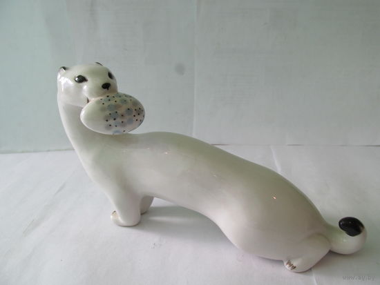 Статуэтка ласка с яйцом лфз.