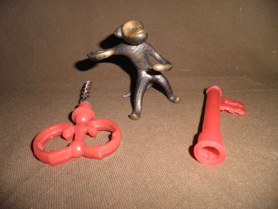 Бронзовая обезьянка,штопор-ключ,подстаканник с стаканом и девайс для снятия крышек с закаток(?)времён СССР.С рубля.