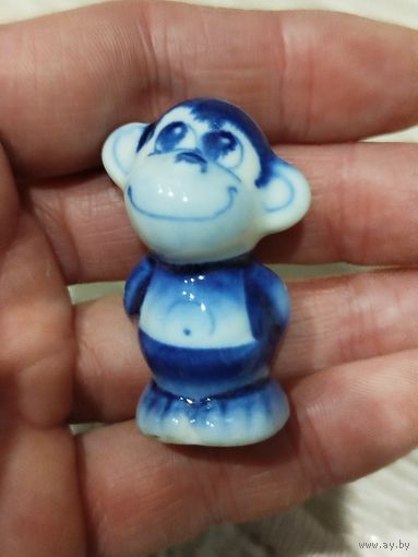 Фарфоровая обезьянка,гжель ,с рубля