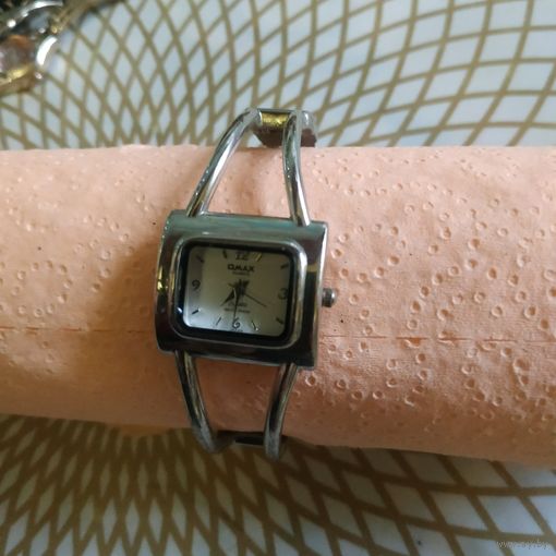 Часы наручные с браслетом OMAX , тикают. Состояние на скане.