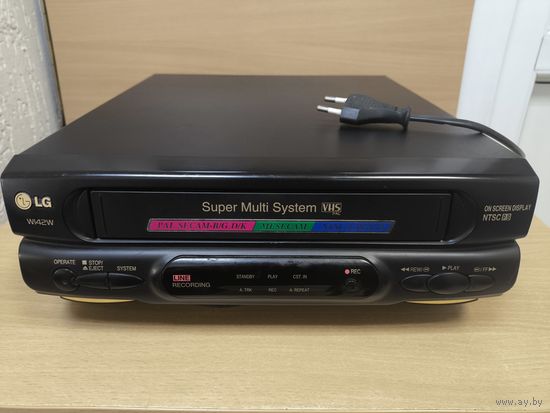Видеомагнитофон LG W142W