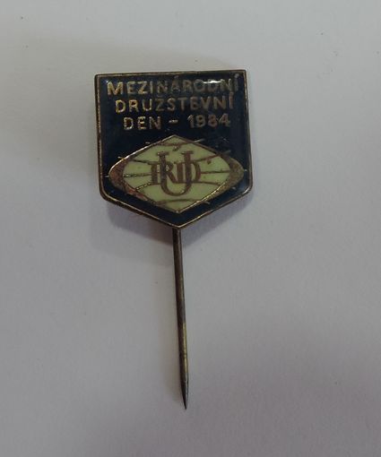 Значок "Mezinarodni druzstevni den 1984". Латунь. Международный день кооперации. Чехословакия.