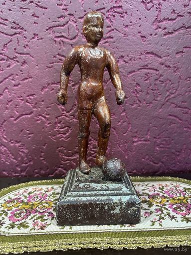 Старинная металлическая статуэтка . Футболист