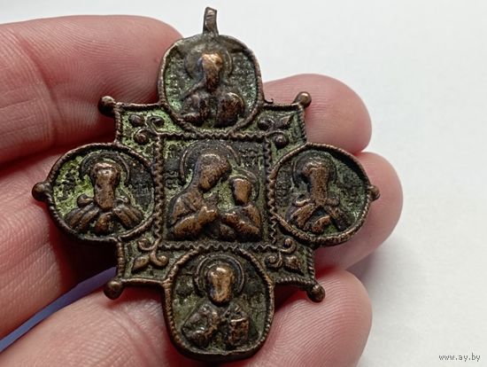 Большой нательный крест - иконка Божья матерь со святыми.Медь? Предположительно 17-18 век.С рубля