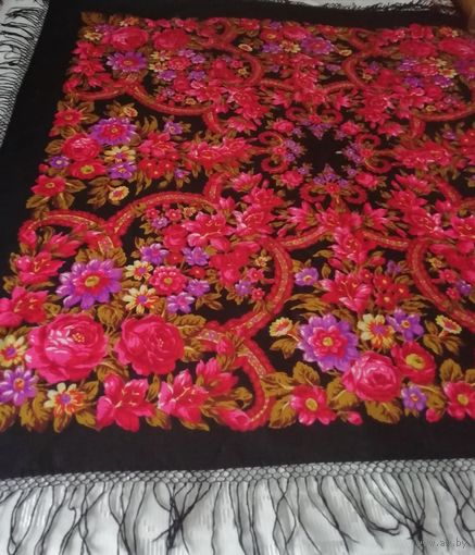 Шикарный Павлопосадский платок 100 % шерсти, нежной тонкой текстуры, большого размера160см на 160см.