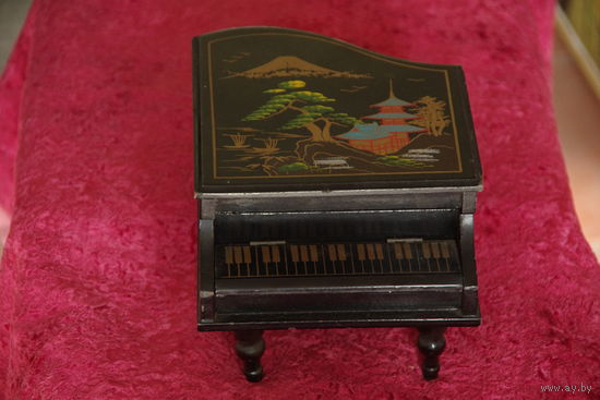 Шкатулка музыкальная  ( 14,5 х 18  , высота 12,5 см )