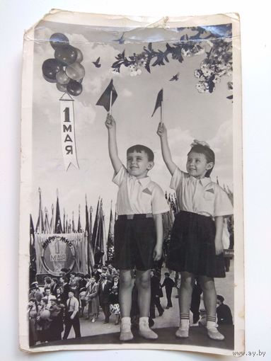 Дети на демонстрации 1 Мая. Фотооткрытка. 1960