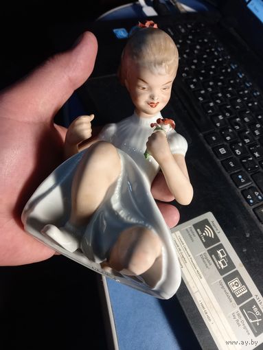 Фарфоровая статуэтка от Валлендорф Wallendorf ГДР 60-е Девушка с цветком реставрация