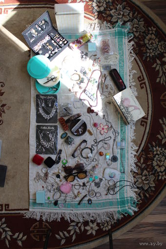 БОЛЬШОЙ лот украшений бижутерии, шкатулок и прочего от советских до более современных