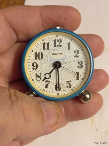 Маленький механический будильник РАКЕТА , с рубля .