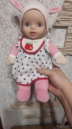 Красивая кукла newborn baby annabell. Покупала в Германии, высота куклы 30 см. Внутри куклы погремушка, шапочка снимается, тельце мягкое, очень качественная кукла.