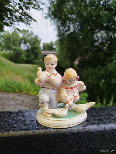 Статуэтка дети кормят голубей фарфор ссср, в идеале