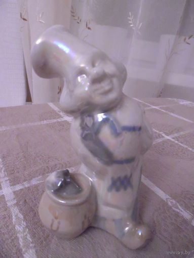 КЛОУН.ФАРФОРОВАЯ СТАТУЭТКА.