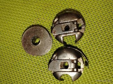 Челнок со шпулькой к швейной машинке из СССР + 1 челнок бесплатно.