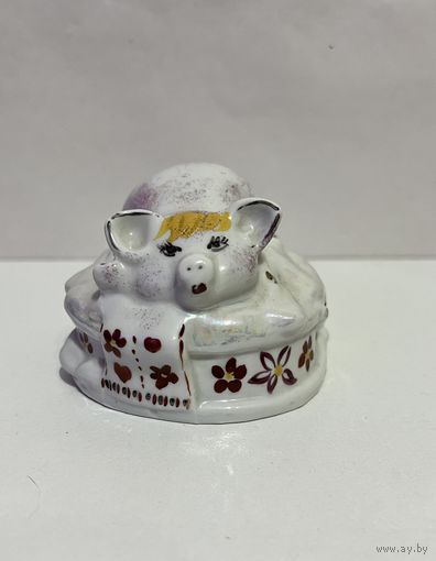 Редкий раскрас с позолотой . Фарфоровая статуэтка "Свинья на корыте" (Поросёнок)  ДФЗ