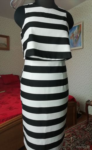 Очень красивое платье из хорошей ткани, на подкладке, сзади на молнии, внизу шлица,размер 44-46, почти новое, куплено в дорогом бутике.