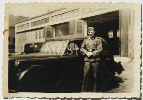 Немецкий водитель у автомобиля Opel Olympia Stabswagen 1938