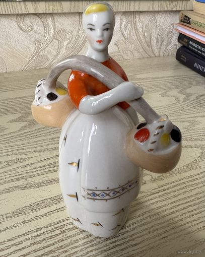 Девушка с коромыслом (Девушка с грибами) - (Полонский завод художественной керамики) - Фарфор СССР