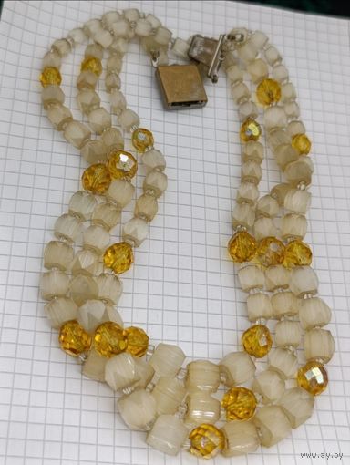 Винтажные бусы из сатинового стекла. Чехословакия.