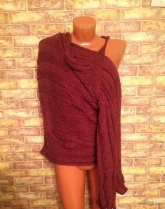 Теплый и красивый вязанный палантин очень интересной модели. Палантин продевается на руку через отверстие, а с другой стороны оборачивает плечики. размер 2 м на 80 см. Цвет бордо. Очень теплый.