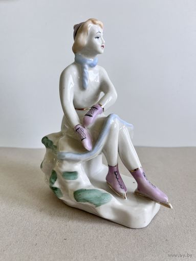 СТАТУЭТКА ФАРФОРОВАЯ "КОНЬКОБЕЖКА". 14*12*8 СМ. ПОЛОННОЕ ЗХК. 1956-1972 ГОДА. СМ.ФОТО, КЛЕЙМО И ОПИСАНИЕ.