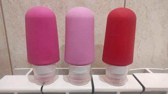 Силиконовые дозаторы для путешествий или спорта. Для шампуня, бальзама и геля для душа, например. Пользовалась пару раз, вполне удобные. Распродаю излишек.