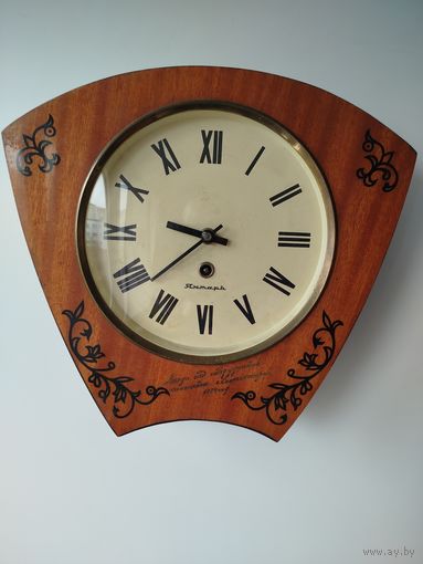 Настенные часы "Янтарь".На ходу. Редкая форма корпуса.(По почте не высылаю !!!)