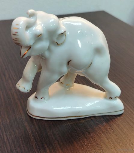 Винтажная фарфоровая статуэтка слон , произведена в СССР Гродненским фарфоровым заводом , фарфор с элементами золочения