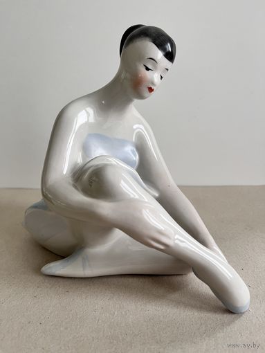 СТАТУЭТКА ФАРФОРОВАЯ " БАЛЕРИНА ". ГОРОДНИЦА. НЕЧАСТАЯ. 15*12*19 СМ.  СМ.ФОТО, КЛЕЙМО И ОПИСАНИЕ.