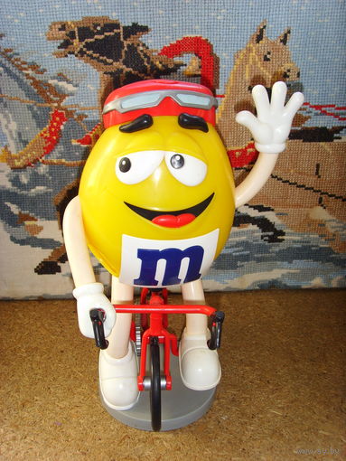 Диспенсер M&M's велосипедист