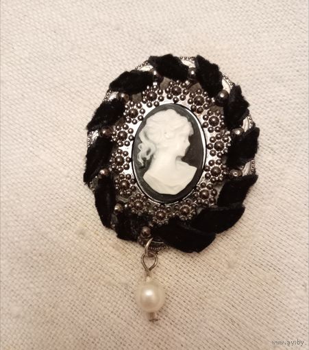 Брошь камея