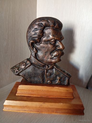 Барельеф Сталина