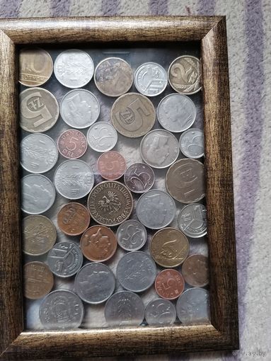 Монеты(30-35шт.) В картине. Мир.