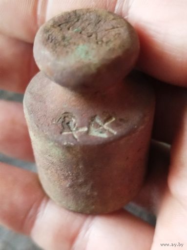 Старинная весовая гирька 200 го,на клеймах