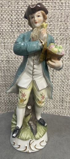 Винтажная фарфоровая статуэтка Кавалер Sаxony Германская. Высота 22 см.