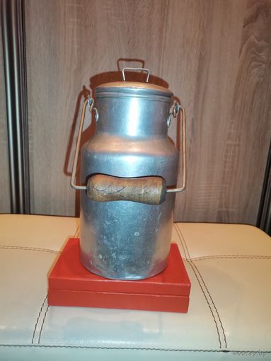 Алюминиевый бидон ёмкостью 1 литр, высота 25 см., не течёт.