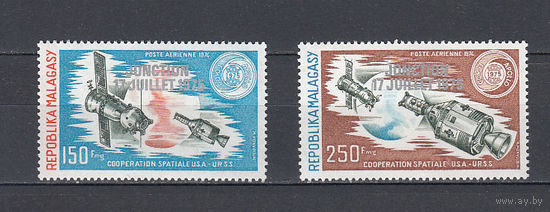 Космос. Стыковка Союз-Аполлон. Мадагаскар. 1975. 2 марки с серебряной надпечаткой (проба). Michel N 753-754 (- е).