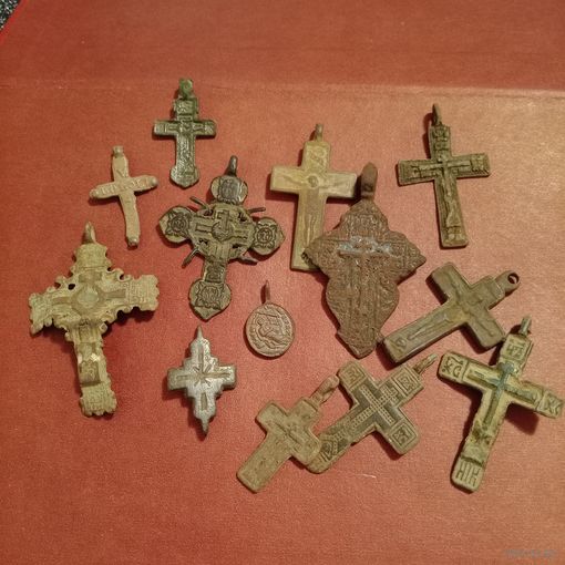 Лот крестики старинные разные 12 штук и образок