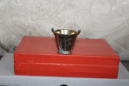 Коллекционная миниатюра "Ведёрко", высота без ручки 4 см., клеймо Made in England.
