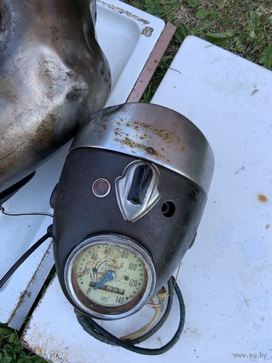 Оригинальная фара 1966г на родном стекле и полной внутренней комплектацией от тяжа "К-650", 750 ". без ключа зажигания.