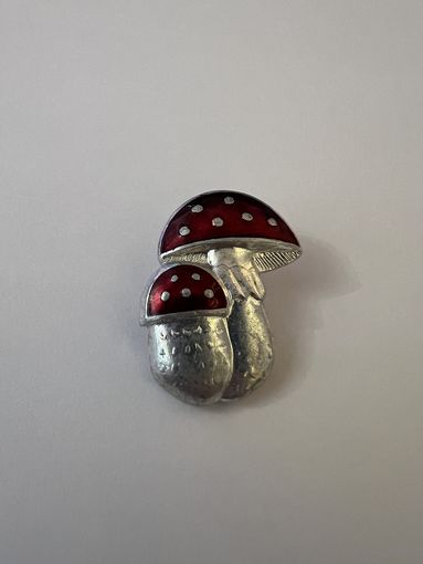 Гриб мухомор значок тяжелый