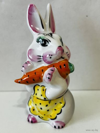 Статуэтка фарфоровая "Заяц с морковкой" ДФЗ  АУКЦИОН не с рубля без МПЦ.