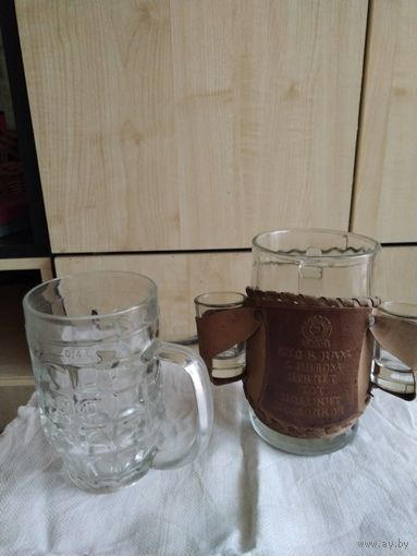 Пивная кружка 0,5л.в коже с рюмками и пивная кружка 0,35л.