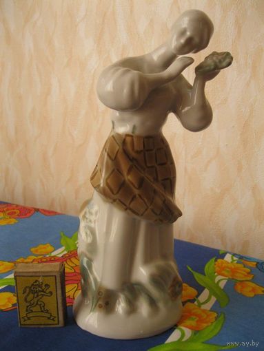 Красивая фарфоровая статуэтка "Калинка". СССР, вторая половина прошлого века.