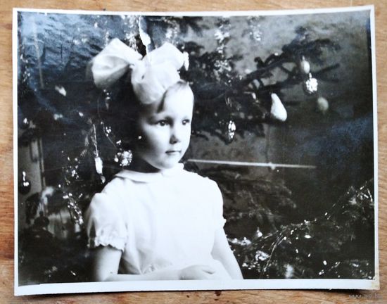 Фото девочки у елки. 1965 г. 8х11 см.
