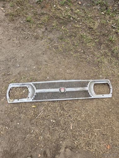 Решётка радиатора автомобиля Москвич АЗЛК, с эмблемой