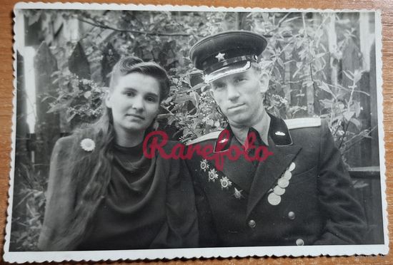 Майор бронетанковые войска с наградами с девушкой