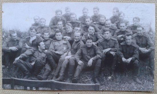 Военный юмор. Групповое фото с большой Звездой Героя. 1950-е. 15х8,5 см