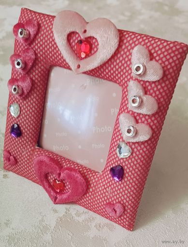 Рамка для фотографий украшенная сердечками и стразами