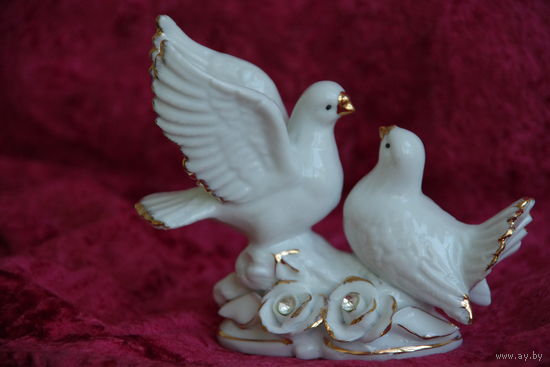 Статуэтка фарфоровая " Голуби " целая , высота 11,5 см , длинна 13см
